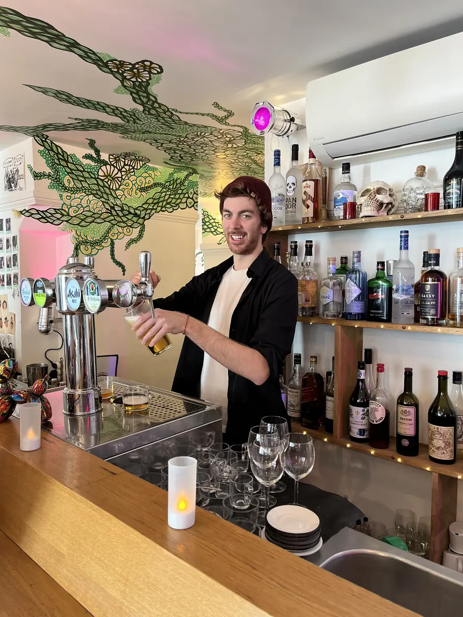 adn-service-bartender-pouring-11